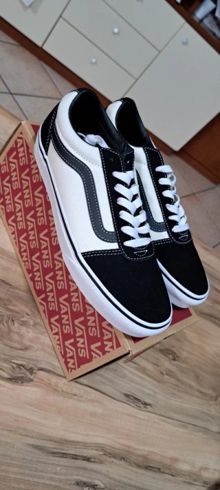 Scarpe Vans nere e bianche