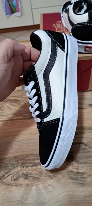 Scarpe Vans nere e bianche