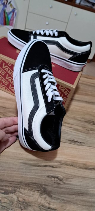 Scarpe Vans nere e bianche