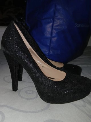 Zapatos de tacón negros brillantes talla 38