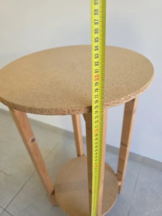 Mesa auxiliar redonda de madera.