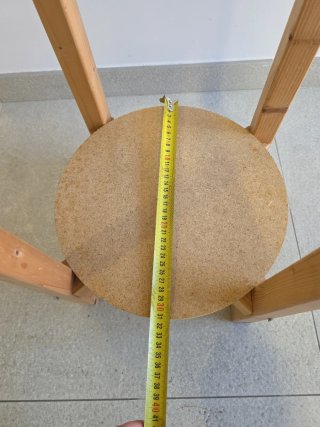 Mesa auxiliar redonda de madera.