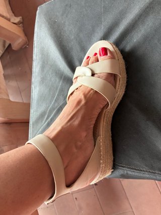 Sandalias Corina Beige Tacón Bajo