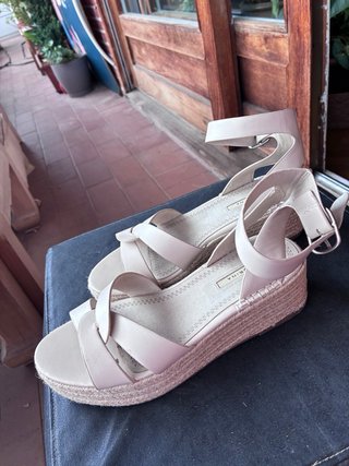 Sandalias Corina Beige Tacón Bajo