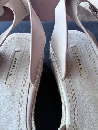 Sandalias Corina Beige Tacón Bajo