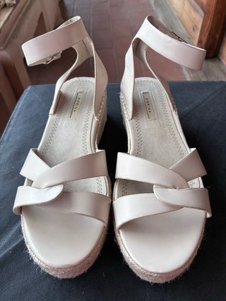 Sandalias Corina Beige Tacón Bajo