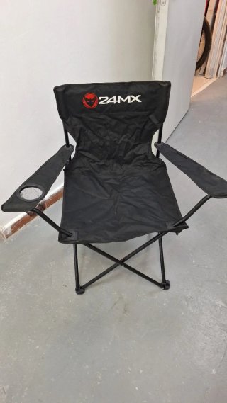 Mesa plegable y 4 sillas tipo paraguas