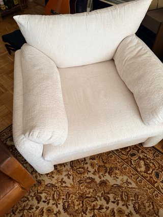 Sillón individual beige muy cómodo
