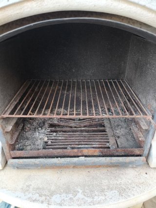 Barbacoa exterior de piedra y metal