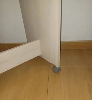 Mesa escritorio infantil beige y blanca