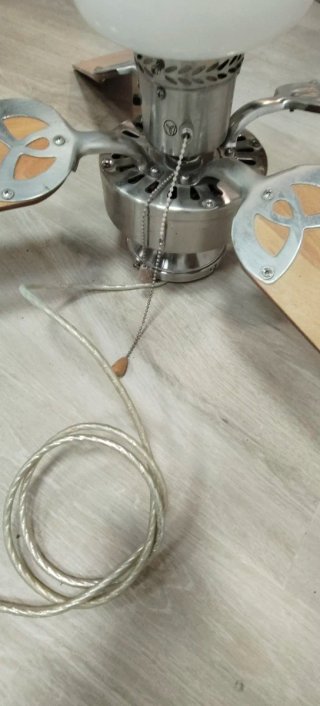 REBAJADO. Ventilador de techo con luz