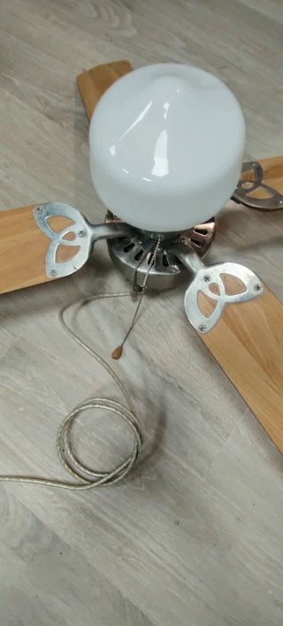 REBAJADO. Ventilador de techo con luz