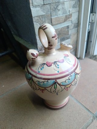 Botijo de cerámica pintado a mano