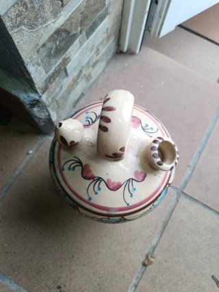 Botijo de cerámica pintado a mano