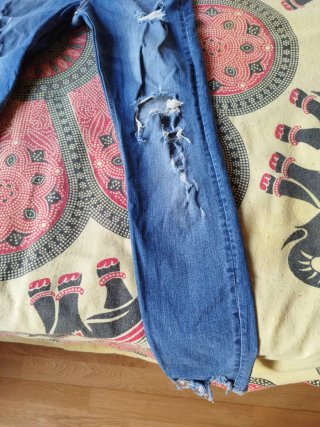 Pantalón vaquero pitillo roto azul