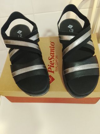 Sandalias Pie Santo Negras y Plateadas