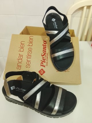 Sandalias Pie Santo Negras y Plateadas