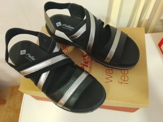 Sandalias Pie Santo Negras y Plateadas