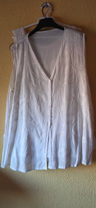 Camisa blanca con puntos negros