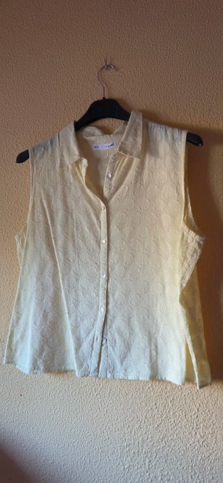 Camisa blanca con puntos negros