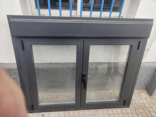 Ventana aluminio con persiana motorizada
