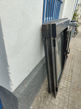 Ventana aluminio con persiana motorizada