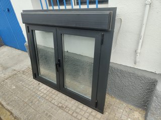 Ventana aluminio con persiana motorizada