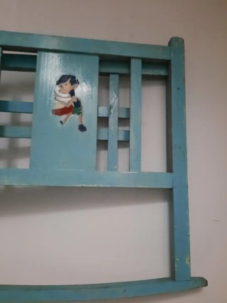 Cuna antigua de madera azul