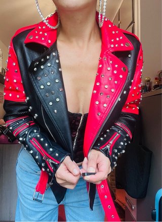 Chaqueta cuero tachas negra y roja
