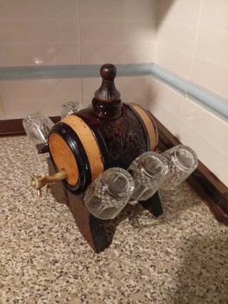 Barril vintage de vino de cristal con vasos