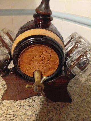 Barril vintage de vino de cristal con vasos