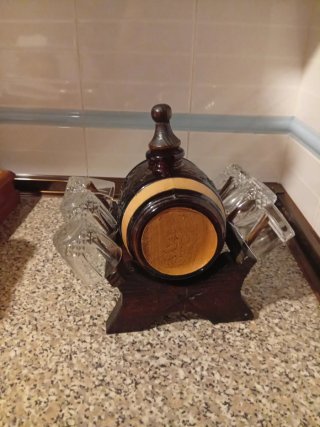Barril vintage de vino de cristal con vasos