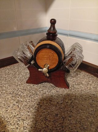Barril vintage de vino de cristal con vasos