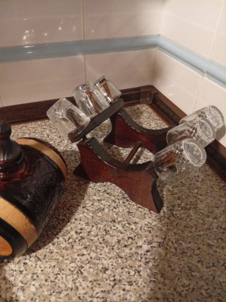 Barril vintage de vino de cristal con vasos