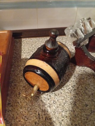 Barril vintage de vino de cristal con vasos