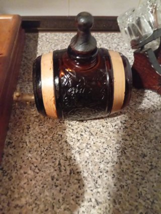 Barril vintage de vino de cristal con vasos
