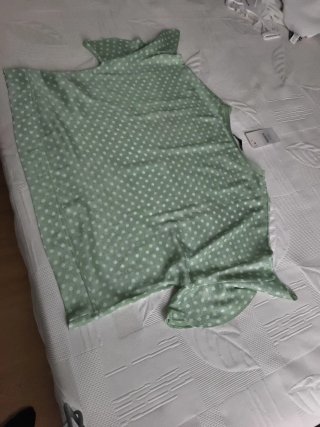 Camiseta Zara verde lunares talla S