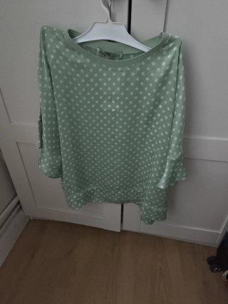 Camiseta Zara verde lunares talla S