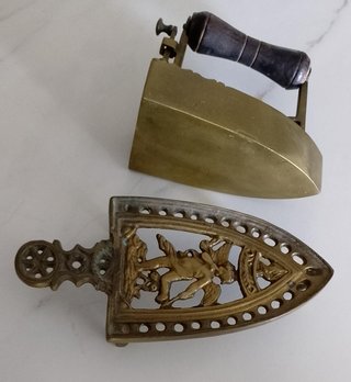 Plancha antigua de bronce con mango de madera