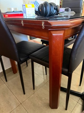 Mesa de comedor y 4 sillas