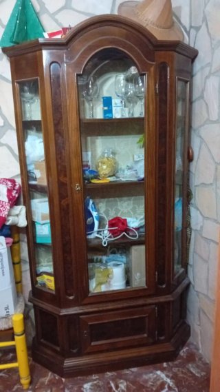 Mueble de madera con vitrina