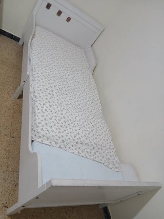 Cama individual de madera blanca