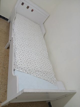 Cama individual de madera blanca