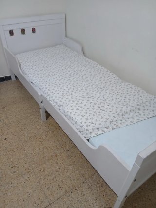 Cama individual de madera blanca