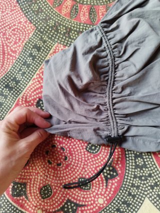 Camiseta gris con cremallera y tirantes