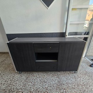 Mueble de salón oscuro con ruedas