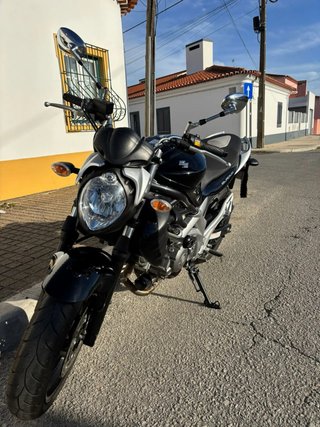Suzuki Gladius 650 Negra Siniestrada