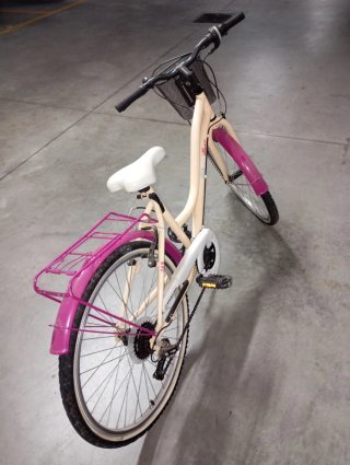 Bicicleta DenBike color crema con cesta