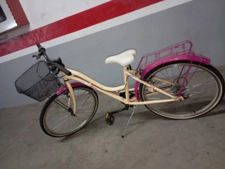 Bicicleta DenBike color crema con cesta
