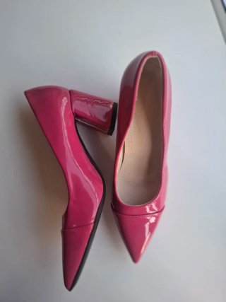 Zapatos de tacón charol fucsia. (Sin marca)